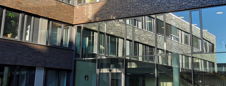 ITMC-Innenhof Spiegelungen in der Fenstern des Innenhofs der OH12