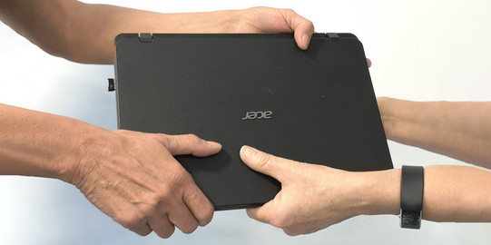 Geräteausleihe Ein Laptop wird übergeben.
