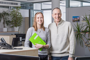 Zwei Beschäftigte Zwei freundlich schauende Beschäftigte in einem Büro