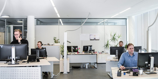 Service Desk Vier Mitarbeiter bei der Arbeit im Service Desk