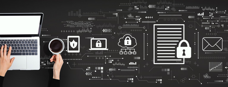 Datenschutzkonzept und Laptop Datenschutzkonzept mit einer Person, die einen Laptop benutzt