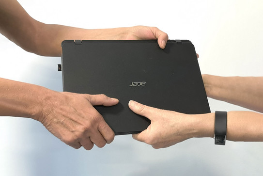 Laptop Ein Laptop wird übergeben.