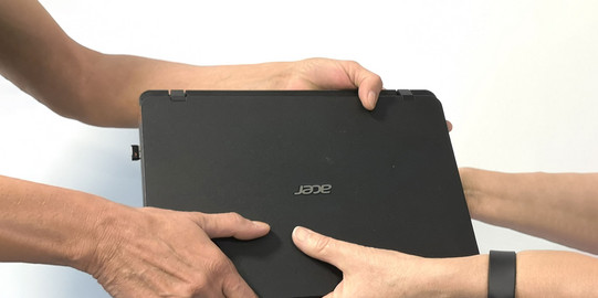 Laptop Ein Laptop wird übergeben.