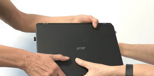 Laptop Ein Laptop wird übergeben.