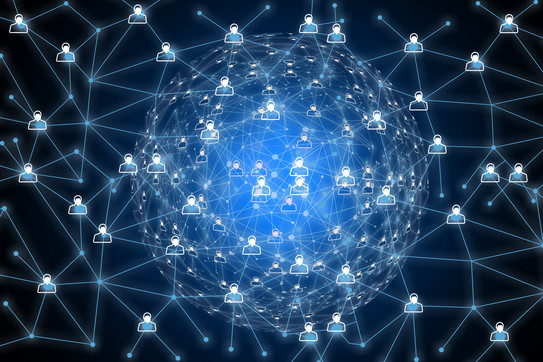 vernetzte Personen Netz mit stilisierten Personen vor einer Weltkugel