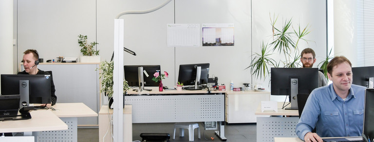 Service Desk Vier Mitarbeiter bei der Arbeit im Service Desk