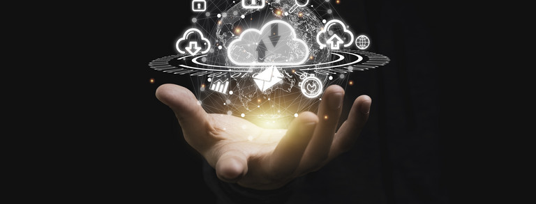 Hand hält virtuelle Wolke Hand hält virtuelle Wolke