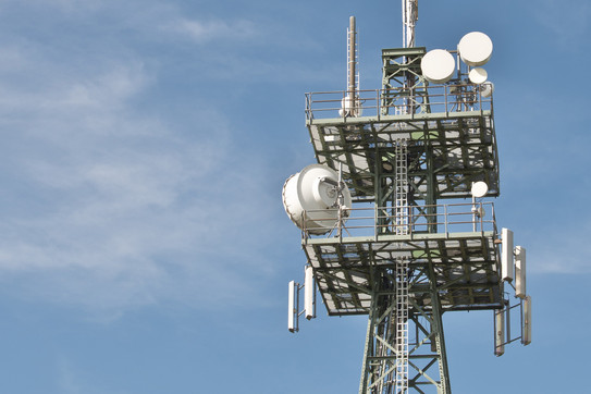 Antennenmast Mast mit verschiedenen Antennen vor blauem Himmel