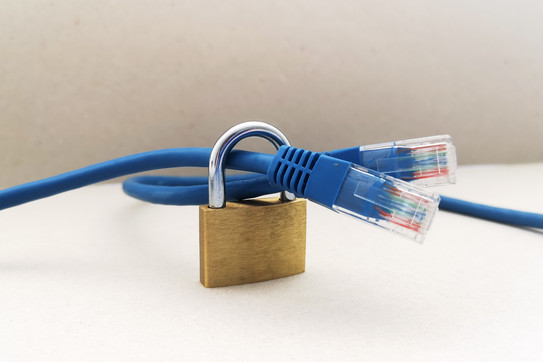 blaue Netzwerkkabel Netzwerkkabel mit Vorhängeschloss verbunden