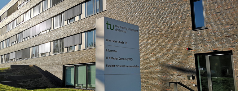 ITMC-Gebäude mit Adresse ITMC-Gebäude, Blick auf Adressenschild