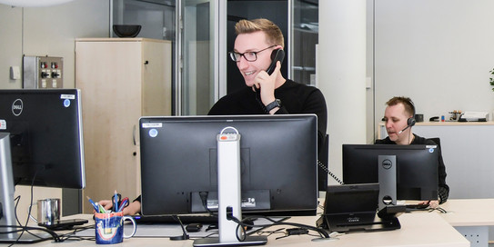 Service Desk Zwei Mitarbeiter des Service Desks im Beratungsgespräch
