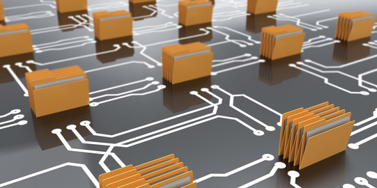 Konzept des Datenspeicherarchivs Bündel von Aktenmappen auf einer Platine angeordnet