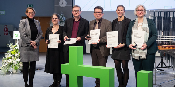 The picture shows the awarding of the teaching prize by the Vice-Rector of Studies, Professor Dr. Wiebke Möhring, as part of the 2023 academic year celebration.