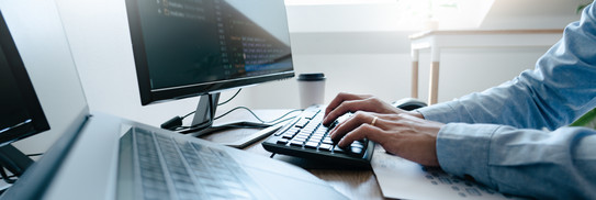 Programmierer am Computer Programmierer, der Software-Code auf dem Bildschirm überprüft