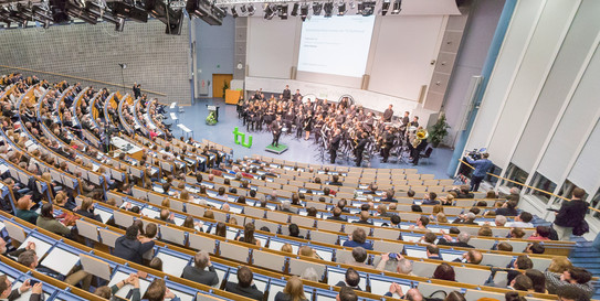 Akademische Jahresfeier Blick von hinten über vollbesetzte Stuhlreihen im Audimax