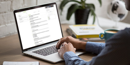 E-Learning-Tool Laptop mit Moodle-Bildschirm