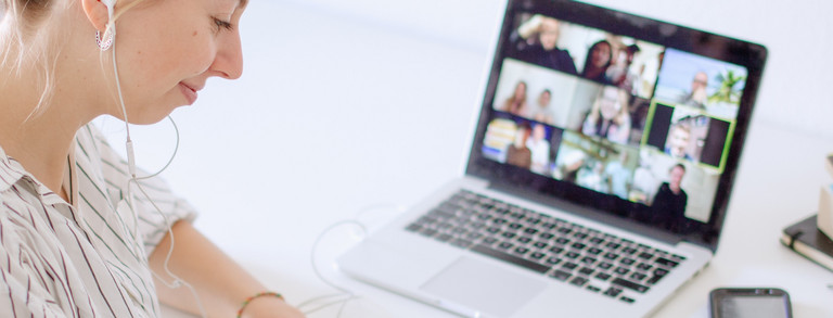 Studentin lernt digital Frau sitzt am Laptop mit Zoom-Sitzung.