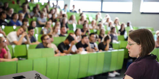 Studierende im Hörsaal Dozierende sitzt vor Studierenden im Hörsaal im Seminargebäude.