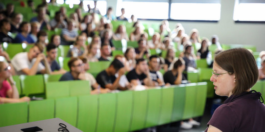 Studierende im Hörsaal Dozierende sitzt vor Studierenden im Hörsaal im Seminargebäude.