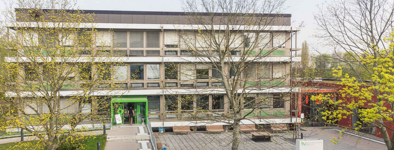 Studierendensekretariat Emil-Figge-Str. 61 Studierendensekretariat Emil-Figge-Str. 61 mit frühblühenden Bäumen